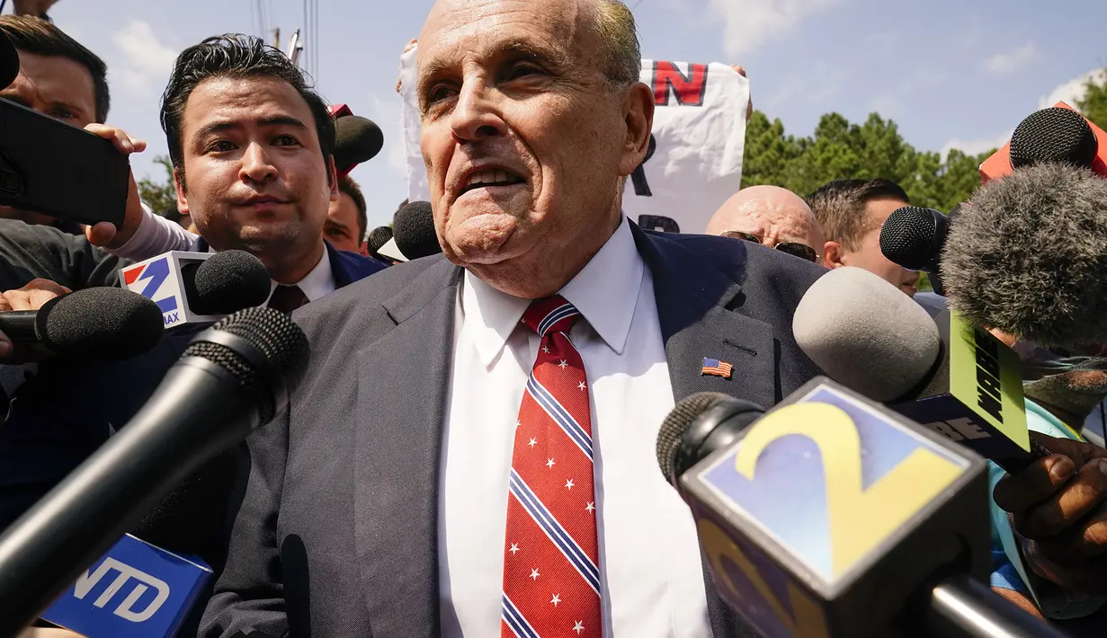 Rudy Giuliani, pengacara dan orang kepercayaan Donald Trump, menyerahkan diri ke penjara di Atlanta pada hari Rabu atas tuduhan terkait upaya untuk membatalkan kekalahan Presiden Trump dalam pemilihan presiden tahun 2020 di Georgia. (AP Photo/Brynn Anderson)