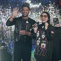 Genap berusia 29 tahun pada Rabu (8/6), Ammar Zoni mendapat surprise birthday party dari sang istri Irish Bella. Tampilan kompak mereka bergaya rocker di pesta ulang tahun curi perhatian.