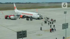 Sejumlah calon penumpang pesawat terbang saat berada di Bandara International Yogyakarta, Jumat (3/11/2023). (Liputan6.com/Angga Yuniar)