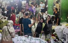 FOTO: Sehari Jelang Hari Raya Idulfitri 1445 H, Pasar Rawa Belong Semakin Padat Diserbu Pemburu Bunga Hias