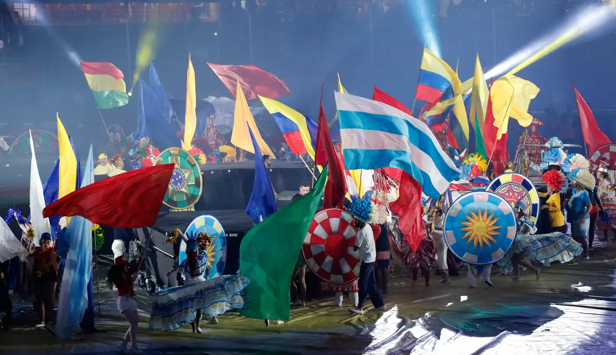 Sejumlah penari saat menghibur penonton dalam pembukaan Piala Copa America 2019 di Morumbi Stadium di Sao Paulo, Brasil (14/6/2019). Pertandingan antara tuan rumah Brasil melawan Bolivia menjadi pembuka laga turnamen tersebut. (AFP Photo/Miguel Schincariol)