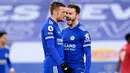 Striker Leicester City, Jamie Vardy, melakukan selebrasi bersama James Maddison usai mencetak gol ke gawang Manchester United pada laga Liga Inggris di Stadion King Power, Sabtu (26/12/2020). Kedua tim bermain imbang 2-2.
(AFP/Pool/Michael Regan)