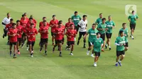 Sejumlah pemain timnas U-23 mengikuti sesi latihan di Lapangan A, Senayan, Jakarta, Kamis (10/8/2023). (Liputan6.com/Herman Zakharia)