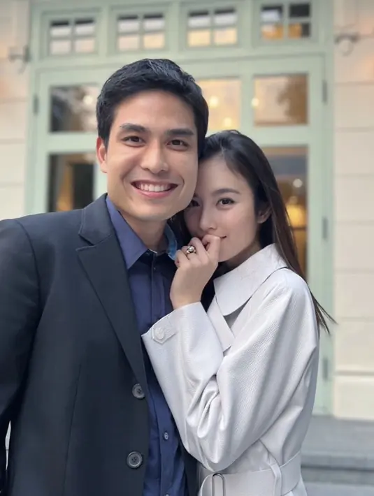 Keseluruhan tampilan Nong Poy begitu inspiratif dengan gaya couple yang harmonis. [Foto: Instagram/ Nong Poy]