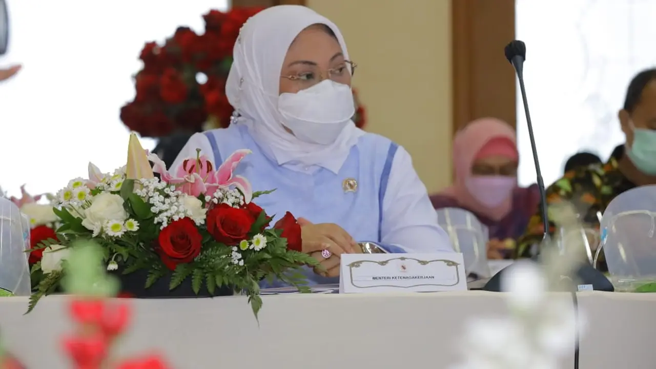 Menaker Ida saat membuka pelatihan Berbasis Kompetensi serta menyaksikan MoU dengan mitra pelatihan di BLK Ambon. (Istimewa)