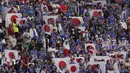 Para suporter Jepang bersorak sebelum pertandingan grup E Piala Dunia 2022 Qatar antara Jerman dan Jepang di Stadion Internasional Khalifa di Doha, Qatar, Rabu, 23 November 2022. Di pertandingan ini, Jepang menang atas Jerman dengan skor 2-1. (AP Photo/Eugene Hoshiko)