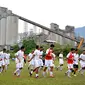 Sesi latihan Semen Padang jelang duel uji coba melawan Gasliko Selection pada Sabtu (5/3/2017). (Bola.com/Arya Sikumbang)