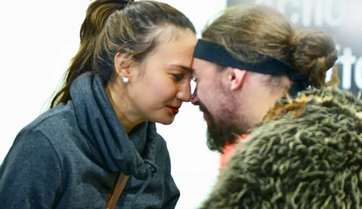 Beberapa foto selama kunjungan di Zew Zaeland di bagikan dalam media sosialnya. Salah satunya bertemu dengan warga Suku Maori. Yang memberikan salam kenal dengan menempelkan jidat dan hidungnya. (Instagram/nadinelist)