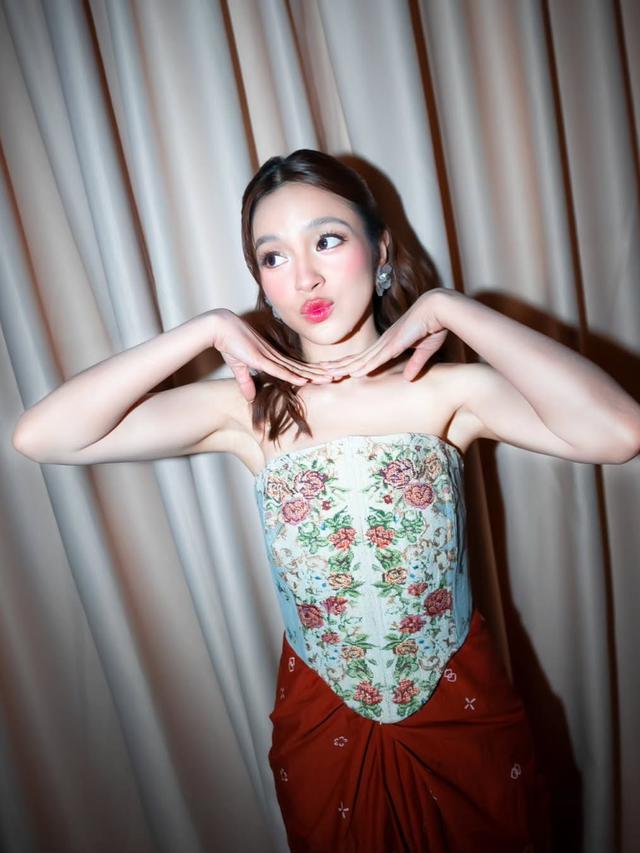 Potret Cantik Elsa Japasal dengan Korset Bunga dan Kain Saat Manggung, Tampilkan Culture ala Gen Z