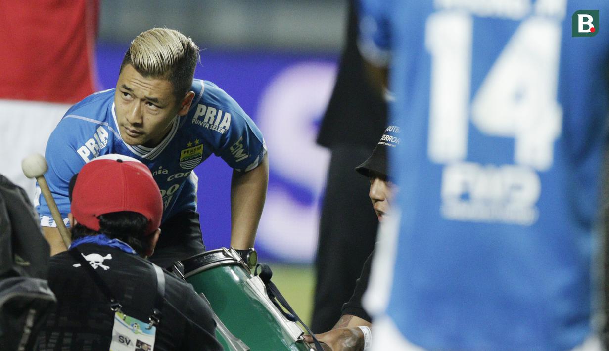 Pesilat peraih emas Asian Games, Hanifan Yudani Kusumah, memimpin viking clap usai Persib Bandung mengalahkan Arema FC pada laga Liga 1 di Stadion GBLA, Jawa Barat, Kamis (13/9/2018). Persib menang 2-0 atas Arema FC. (Bola.com/M Iqbal Ichsan)
