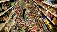 Pemilik Redwood Valley Market, Alex Chehada, memeriksa barang-barang yang berjatuhan dari rak setelah gempa magnitudo 5,6 mengguncang Redwood Valley, California Utara, Amerika Serikat, Rabu (24/6/2026). (Dok. Kent Porter/The Press Democrat via AP)