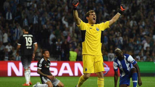 Iker Casillas kiper FC Porto tak berdaya dan hanya bisa terdiam saat gawangnya dibobol melalui tendangan bebas dari jarak 13 meter  oleh Willian asal Chelsea di Liga Champions, Selasa (29/9/2015).