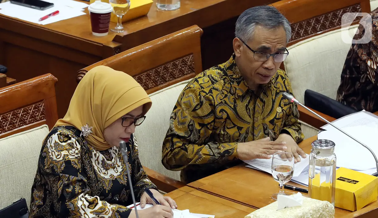 Ketua Dewan Komisioner OJK Wimboh Santoso (kanan) menyampaikan pemaparan saat rapat dengan Komisi XI DPR terkait pembenahan Jiwasraya di Kompleks Parlemen, Jakarta, Rabu (22/1/2020). Rapat tersebut juga membahas tentang pengawasan industri jasa keuangan. (Liputan6.com/Johan Tallo)