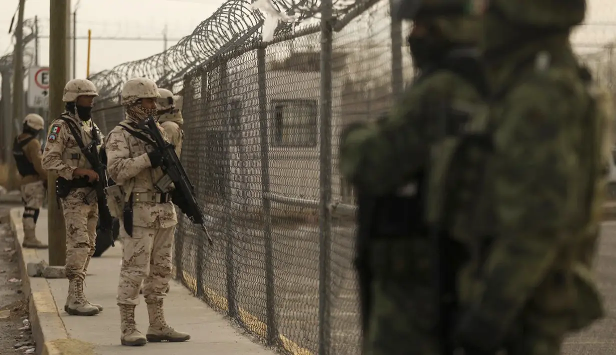 Anggota Angkatan Darat Meksiko mengamankan area di luar Penjara Ciudad Juarez Nomor 3 setelah terjadi serangan di Ciudad Juarez, Chihuahua, Meksiko, 1 Januari 2023. Sebanyak 24 narapidana dilaporkan kabur dari penjara saat serangan bersenjata itu terjadi. (HERIKA MARTINEZ/AFP)
