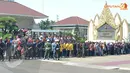 Suasana di depan pintu masuk Taman Makam Pahlawan dipenuhi pelayat. (Liputan6.com/Panji Diksana)