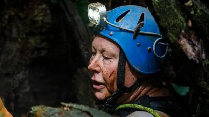 Penyelam asal Inggris, Robert Charles Harper, mengeksplorasi pintu masuk gua selama operasi penyelamatan di gua Tham Luang, Chiang Rai, Thailand pada 29 Juni. (Krit Phromsakla Na Sakolnakorn/AFP)