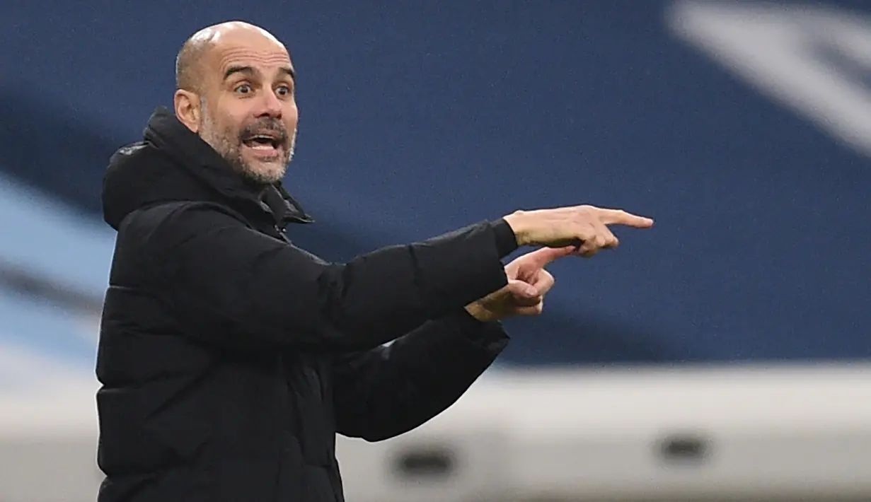 Manajer tim Manchester City, Pep Guardiola memberi instruksi kepada pemainnya dalam laga babak ke-3 Piala FA 2020/21 melawan Birmingham City di Etihad Stadium, Minggu (10/1/2021). Manchester City menang 3-0 atas Birmingham City. (AFP/Oli Scarff/Pool)
