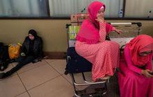 Batal terbang, ribuan orang terpaksa Lebaran di Bandara Juanda
