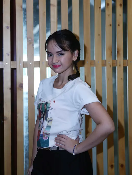 Kini, Angelica Simperler kembali terlibat dalam film remaja berjudul '8 Hari Menaklukan Cowo'. Ia memerankan Reta, seorang siswi yang kurang percaya diri. (Nurwahyunan/Bintang.com)