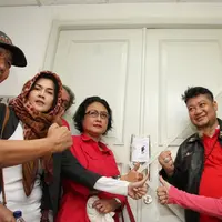 Beberapa artis sempat melakukan penyegelan terhadap kantor PARFI. (Ruswanto/Bintang.com)