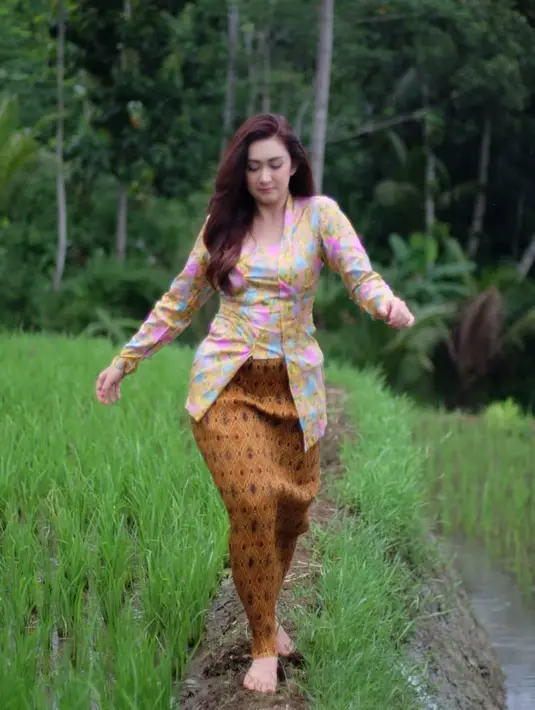 "Asli masakan rumah yang enak enak banget, apalagi terong baladonya and suasananya enak banget silir-silir semriwing 😋 , goodluck kak buat @tehmanisbali," tutup Nafa. (Instagram/nafaurbach)