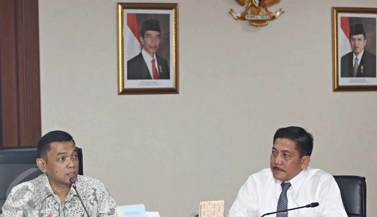 Ketua Task Force Agung Kuswandono (kiri) dan Wakil Marsetio memberikan keterangan pers di Gedung BPPT, Jakarta, Senin (29/10/2015). Satgas Dwelling Time memaparkan sejumlah keberhasilan yang mereka capai. (Liputan6.com/Immanuel Antonius)