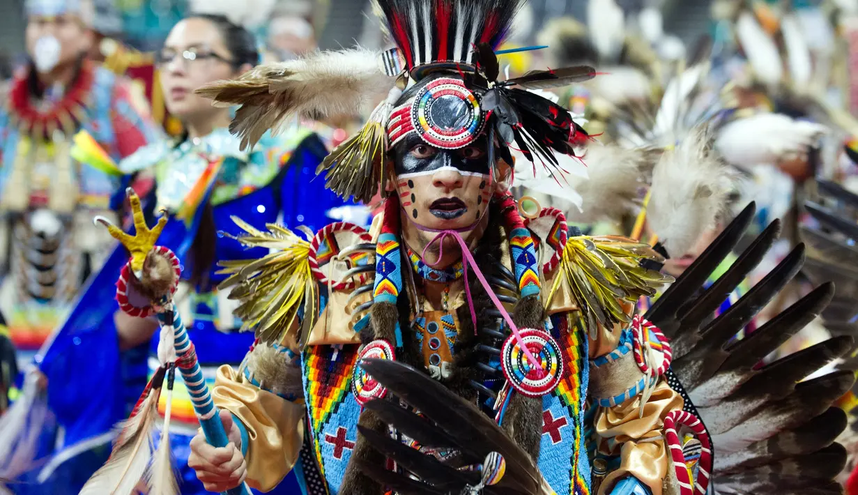 Penari dari Navajo Nation, Ziggy Williams saat mengikuti Grand Entry of the Denver March Powwow di Denver, Colorado (24/3). Acara ini diikuti oleh sekitar 55.000 peserta, terdiri dari penari, penabuh, vendor, dan penonton. (AFP/Jason Connolly)