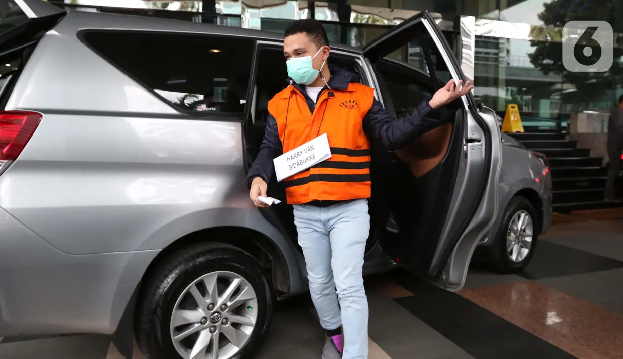 Tersangka suap pengadaan bantuan sosial penanganan COVID-19, Harry van Sidabukke menjalani rekonstruksi perkara di Gedung KPK, Jakarta, Senin (1/2/2021). Rekonstruksi digelar untuk mengumpulkan bukti tambahan terkait suap pengadaan bansos penanganan COVID-19. (Liputan6.com/Helmi Fithriansyah)