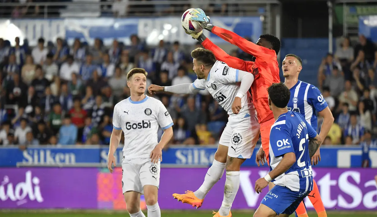 Sementara Deportivo Alaves berada di papan tengah dengan 42 poin. (Ander Gillenea / AFP)