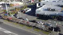 Pelanggan mengantre di sebuah restoran cepat saji di Christchurch, Selandia Baru, Selasa (28/4/2020). Selandia Baru melonggarkan aturan lockdown setelah hanya terdapat satu kasus baru COVID-19 dalam 24 jam terakhir, menjadikan total pasien positif 1.122 kasus dan 19 kematian. (AP Photo/Mark Baker)