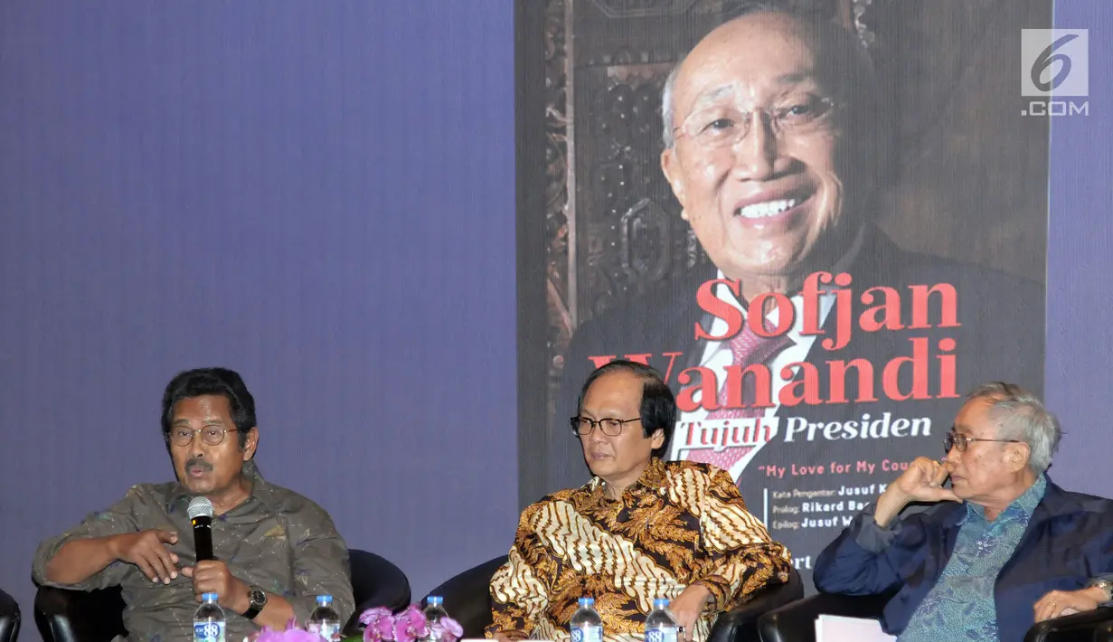 Mantan aktivis 1966, Fahmi Idris saat acara bedah buku Sofjan Wanandi dan Tujuh Presiden di Jakarta, Rabu (23/5). Sebelumnya, Wakil Presiden Jusuf Kalla memberi sambutan pembuka buka perjalanan hidup Sofjan Wanandi. (Liputan6.com/Helmi Fithriansyah)