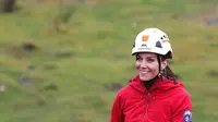 Kate Middleton bersiap menuruni tebing batu dengan tambang alias abseiling. (dok. Instagram @princeandprincessofwales/https://www.instagram.com/p/Criz1GZN1E6/Dinny Mutiah)