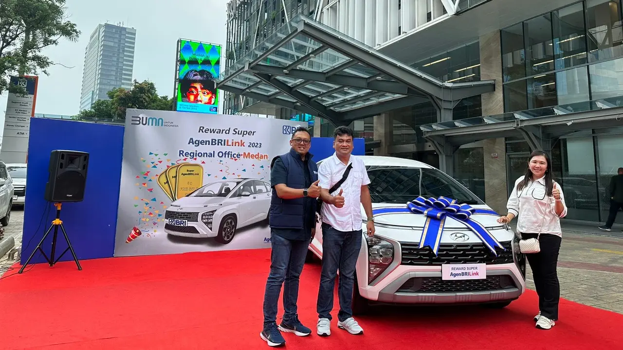 BRI Serahkan Mobil dan Logam Mulia kepada Pemenang Program Super AgenBRILink