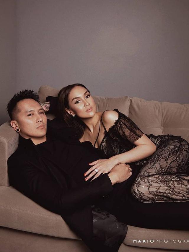 8 Potret Mesra Nan Nostalgia Demian Aditya dan Sara Wijayanto Berbalut Busana Klasik hingga Pakaian Daerah