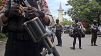 Petugas polisi berjaga di dekat sebuah gereja tempat ledakan meledak di Makassar, Sulawesi Selatan, Minggu (28/3/2021). Ledakan diduga bom terjadi di depan Gereja Katedral Makassar, Sulawesi Selatan pada Minggu (28/3/2021). (AP Photo/Yusuf Wahil)