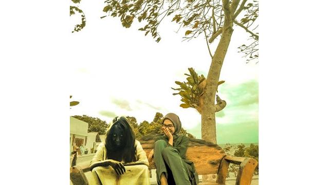 Wanita Ini Minta Fotonya Diedit Biar Berdua, 6 Hasilnya Bikin Ngakak