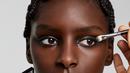 Warna hitam diaplikasikan pada kelopak mata atas untuk melengkapi kesan dramatis dan mempertegas mata [Dior Beauty]