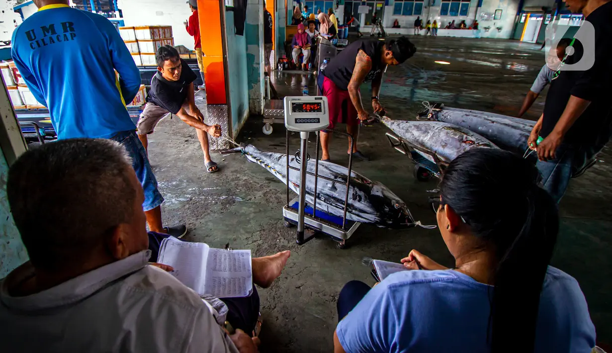 Selain itu, ikan hasil tangkapan biasanya berukuran kecil dan kualitasnya menjadi menurun lantaran terlalu lama disimpan di Tempat Pelelangan Ikan (TPI). (Liputan6.com/Angga Yuniar)