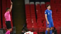 Bek Inggris Harry Maguire (kanan) mendapat kartu merah setelah menjegal penyerang Denmark, Kasper Dolberg (tengah) dalam lanjutan pertandingan UEFA Nations League grup A2 di stadion Wembley di London (14/10/2020). Inggris takluk atas Denmark 0-1. (AFP/Pool/Daniel Leal-Olivas)