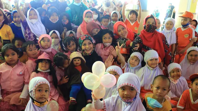 [Fimela] Ria Enes dan Boneka Susan