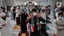 Umat muslim melaksanakan salat Idul Adha 1442 H di Masjid Al-Madina Zona Madina, Parung, Bogor, Jawa Barat, Selasa (20/7/2021). Pelaksanaan salat Idul Adha dilakukan dengan menerapkan protokol kesehatan. (merdeka.com/Arie Basuki)