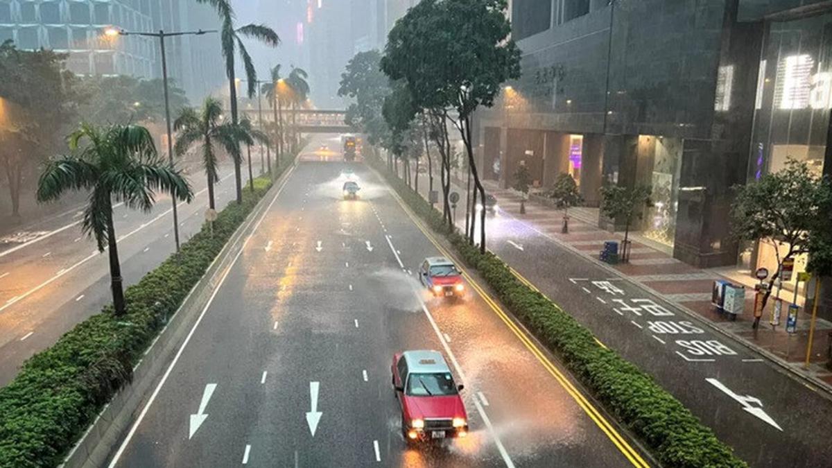 Cuaca Ekstrem Picu Banjir hingga Longsor di Hong Kong, Lumpuhkan Layanan Publik