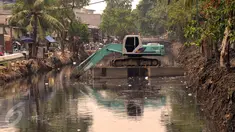 Beberapa alat berat dikerahkan untuk memasang sheetpile di Kaliduri Jakarta, Selasa (10/11/2015). Untuk mencegah banjir, Pemerintah Provinsi DKI Jakarta melakukan pengembangan sistem drainase Kaliduri Jakarta Barat. (Liputan6.com/Helmi Fithriansyah)