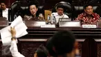 Wakil Ketua DPD GKR Hemas dan Farouk Muhammad memimpin Sidang Paripurna DPD RI di Gedung Nusantara V, Kompleks Parlemen, Jakarta, Senin (3/4). Sidang pembacaan putusan MA soal pergantian pimpinan DPD diwarnai hujan interupsi. (Liputan6.com/Johan Tallo)