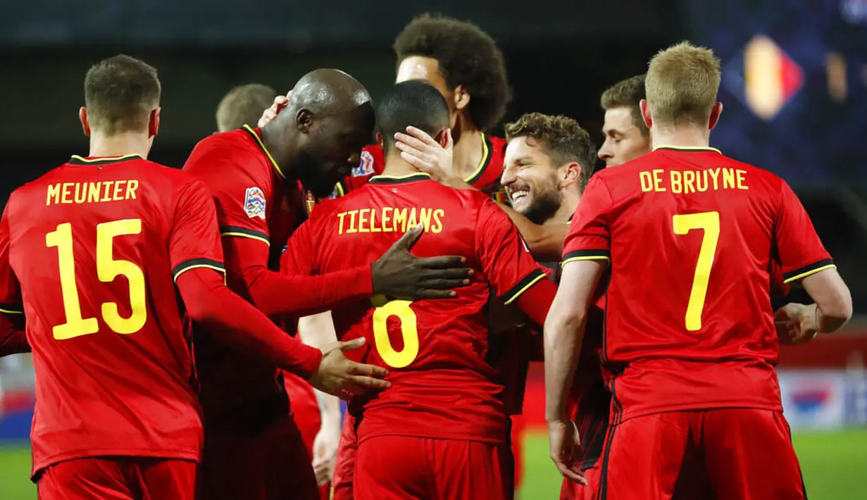 Para pemain Belgia merayakan gol yang dicetak oleh Youri Tielemans ke gawang Inggris pada laga UEFA Nations League di Stadion King Power, Senin (16/11/2020). Belgia menang dengan skor 2-0. (AP/Francisco Seco)