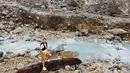 Tampil dengan busana kasual nan sporti, penampilannya tersebut banyak disorot netizen. Hanya memakai celana pendek, tidak sedikit netizen yang menyarankannya untuk memakai celana panjang bila travelling di alam kembali. (Liputan6.com/IG/@angelagilsha)