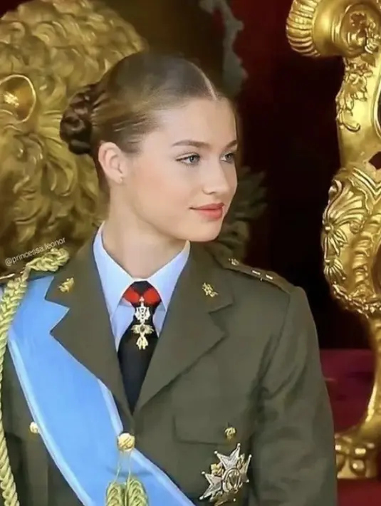 Dalam perayaan Paskah Militer di Plaza de la Almudena, Spanyol, Putri Leonor tampak mengenakan seragam militer yang begitu gagah. [Foto: Instagram/ Putri_leonor]