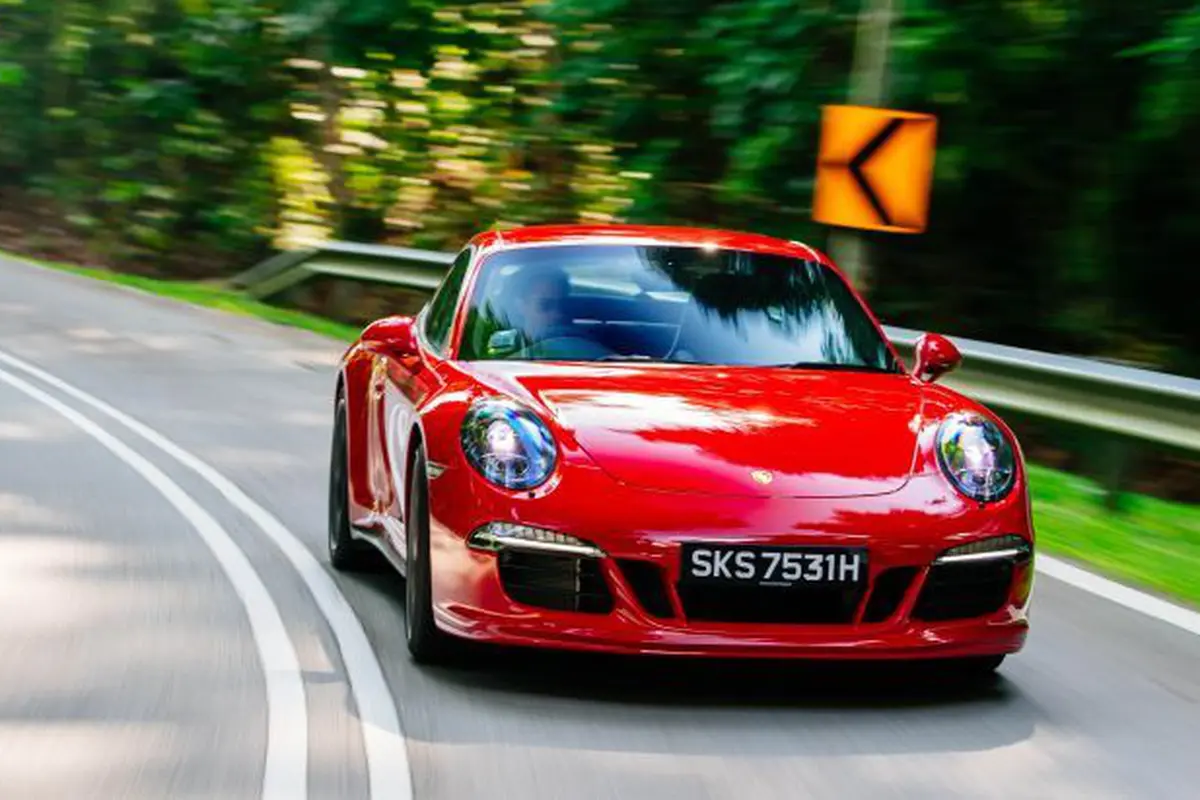 Mengencani Porsche 911 Carrera GTS di Negeri Singa