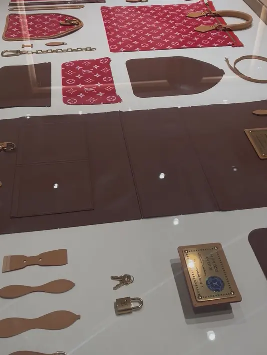 Proses pembuatannya juga berbeda dari speedy, P9 memerlukan waktu 10 jam dan hanya ada 4 orang artisans yang dapat membuatnya. Keseluruhan proses pembuatannya membutuhkan  240 tahapan, dan 4,5 jam assembling dengan ketelitian tinggi. Terdapat detail-detail apik yang rumit.  / Foto dok : Fimela.com.