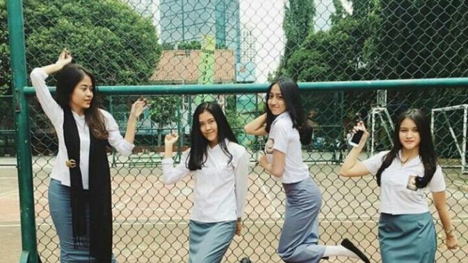 10 Potret Gaya Foto Anak SMA Kekinian  Kamu Begini Juga 